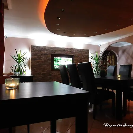 Sunrise Apartmanhaz 4* באלאטונפורד
