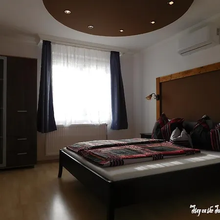 Sunrise Apartmanhaz בית הארחה